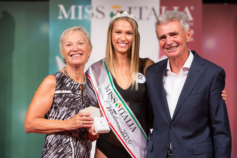 SILVIA LAVARINI MISS MILUNA 2016 CON I SIG SILVIA LAVARINI MISS MILUNA 2016 CON I SIG.RI MARA E SERGIO CIELO